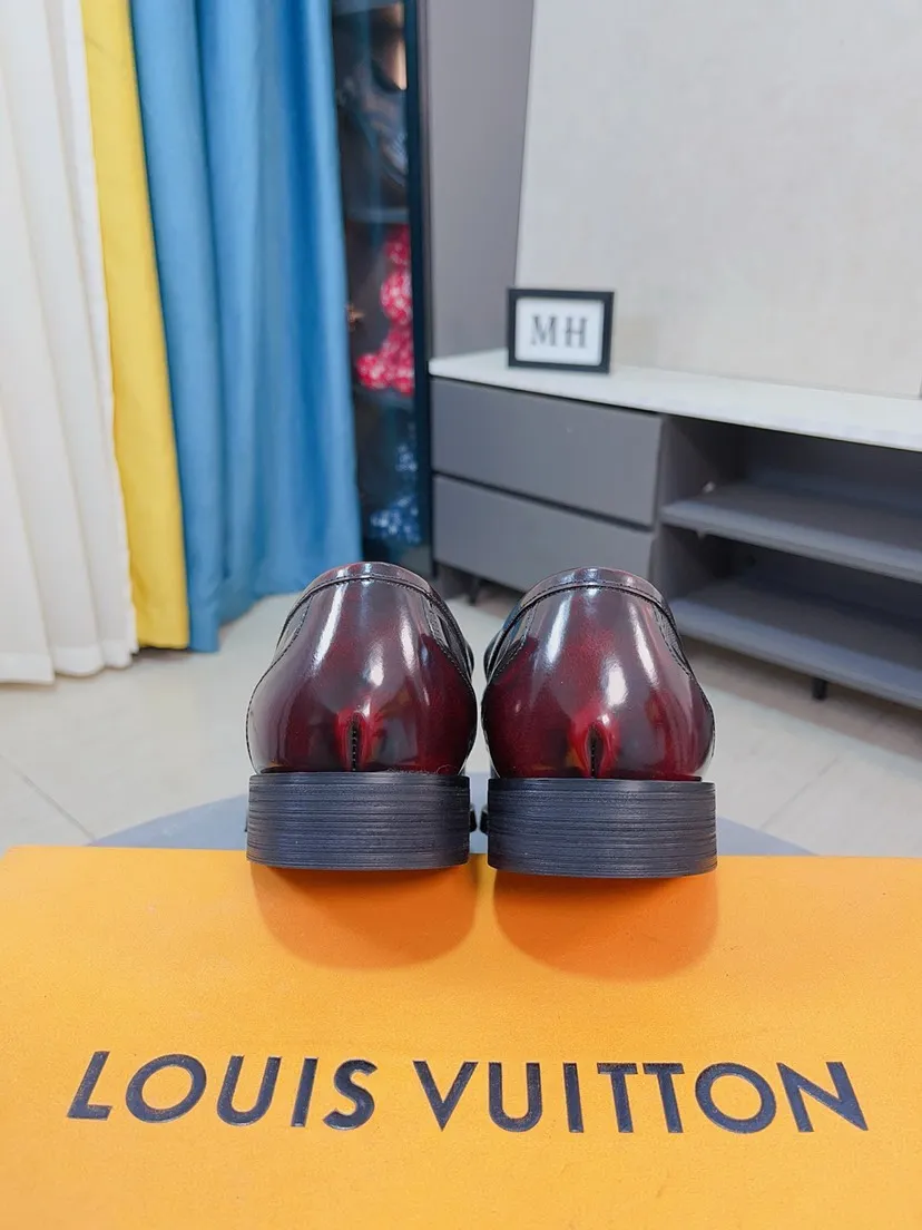 Men's men's shoes💰540🌸🌸Water dyed cowhide 💶[Louis Vuitton (LV)] High-end business formal leather shoes🍀Luxury and elegant style, both practicality and style, professional focus on details and quality, counter original 1⃣️: 1⃣️super accurate reproduction👍🏻! Material: The upper is made of imported original calfskin➕imported Italian cowhide leather. Original anti-slip and wear-resistant outsole! Black, brown and blue are optional. Number of yards: 38--44 (45 customized)